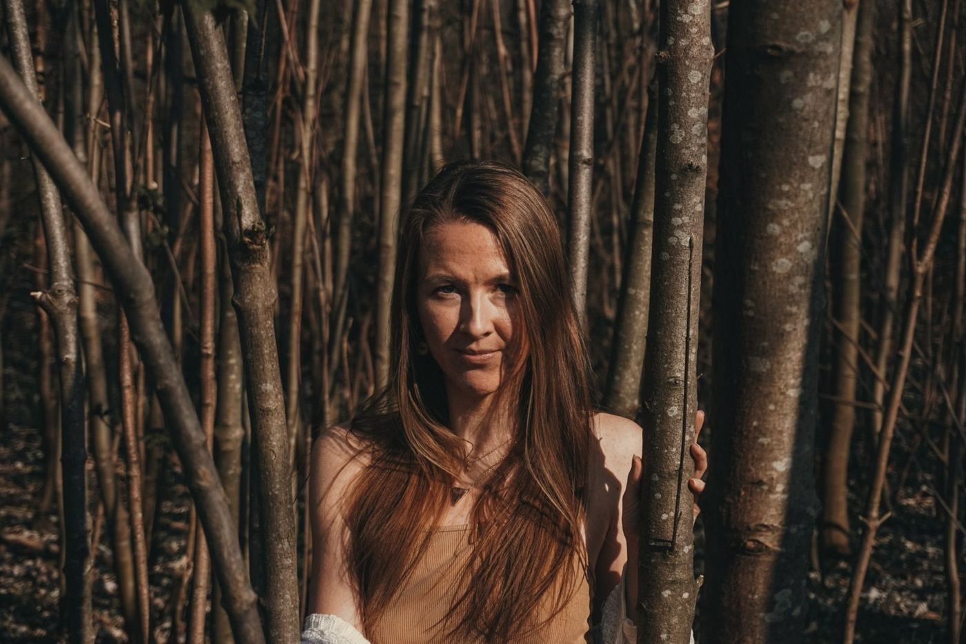 Porträt von Sarah im Wald