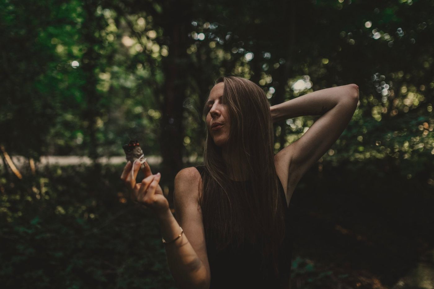 Sarah räuchert mit Salbei im Wald