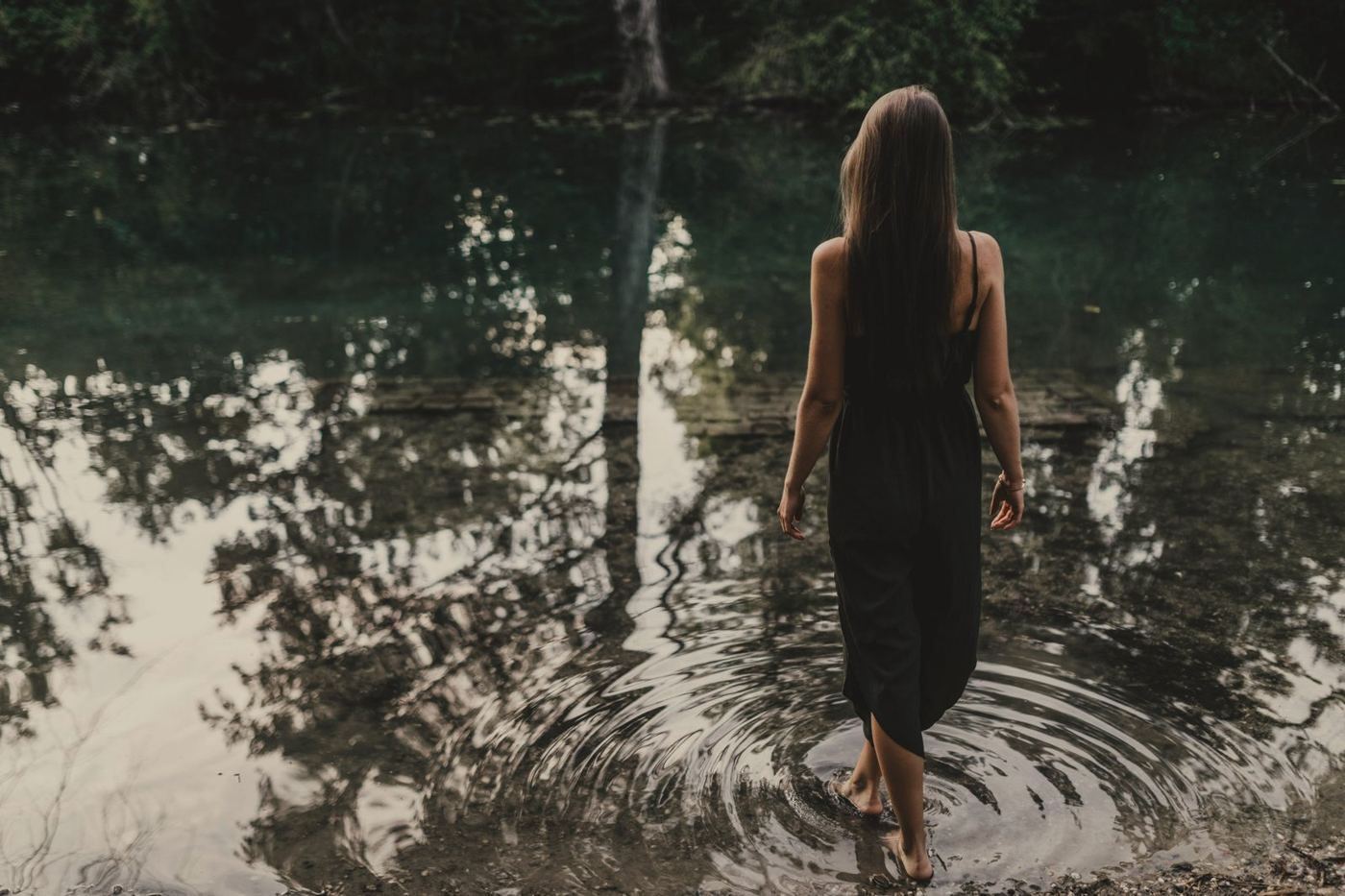 Sarah geht barfuß in einen See
